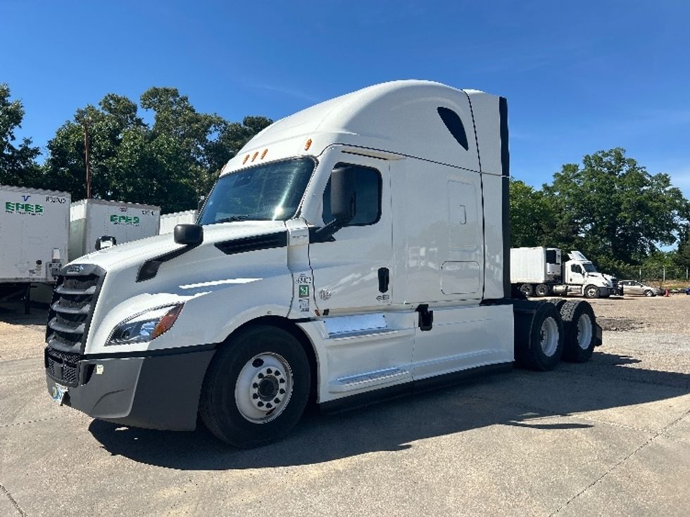 Sleeper Tractor-Heavy Duty Tractors-Freightliner-2022-T12664ST-Belden-MS-521,107\n\t\tmiles-$ 64,250 - Image 3