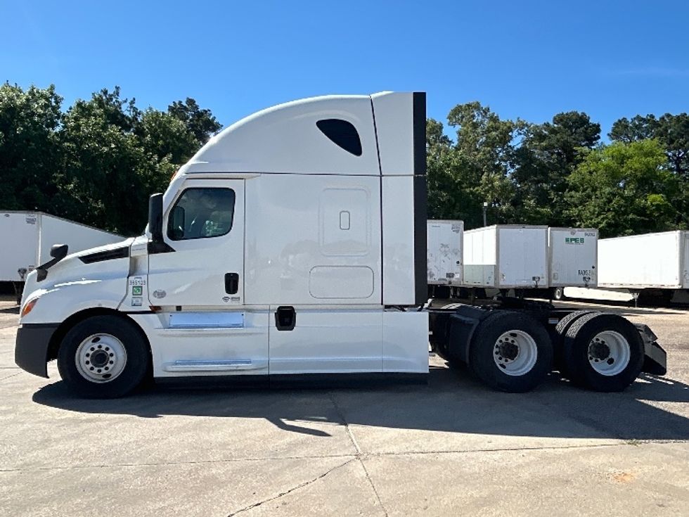 Sleeper Tractor-Heavy Duty Tractors-Freightliner-2022-T12664ST-Belden-MS-521,107\n\t\tmiles-$ 64,250 - Image 4
