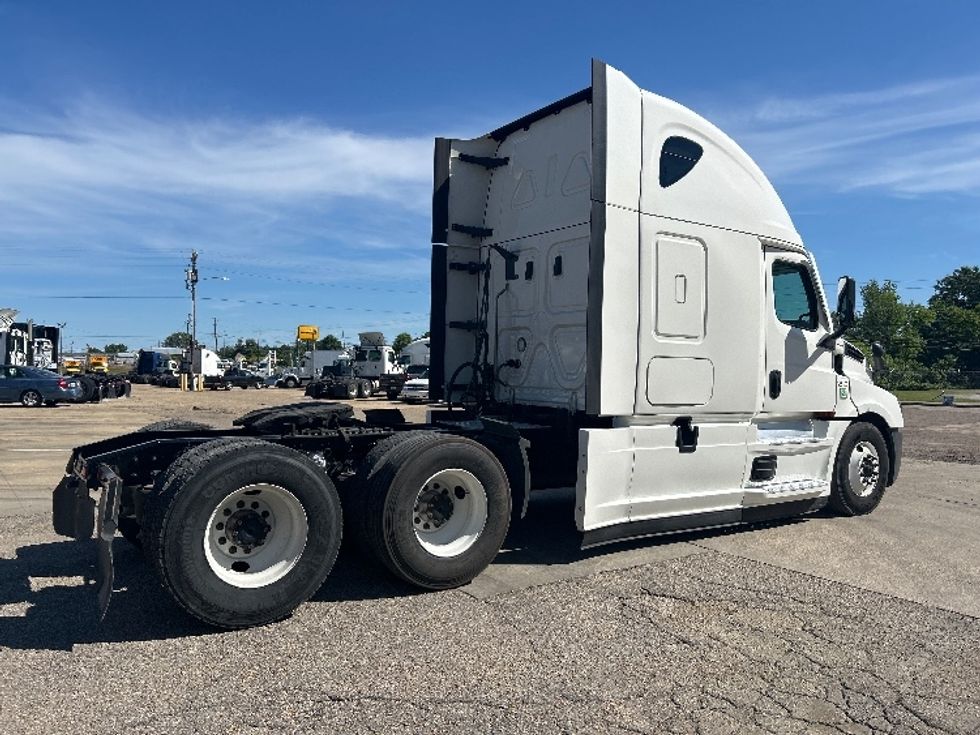Sleeper Tractor-Heavy Duty Tractors-Freightliner-2022-T12664ST-Belden-MS-521,107\n\t\tmiles-$ 64,250 - Image 7