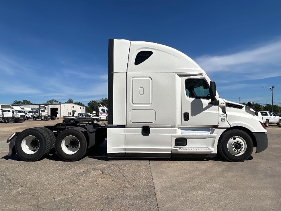 Sleeper Tractor-Heavy Duty Tractors-Freightliner-2022-T12664ST-Belden-MS-521,107\n\t\tmiles-$ 64,250 - Image 8