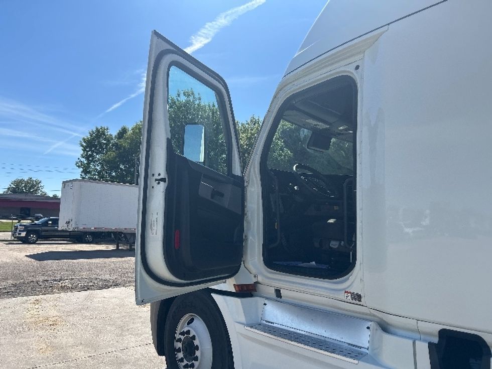 Sleeper Tractor-Heavy Duty Tractors-Freightliner-2022-T12664ST-Belden-MS-521,107\n\t\tmiles-$ 64,250 - Image 9