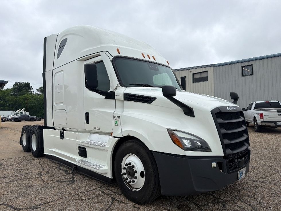 Sleeper Tractor-Heavy Duty Tractors-Freightliner-2022-T12664ST-Belden-MS-576,935\n\t\tmiles-$ 62,500 - Image 1