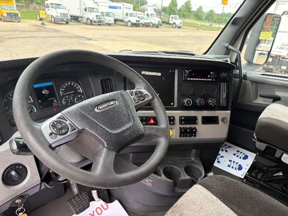 Sleeper Tractor-Heavy Duty Tractors-Freightliner-2022-T12664ST-Belden-MS-576,935\n\t\tmiles-$ 62,500 - Image 10
