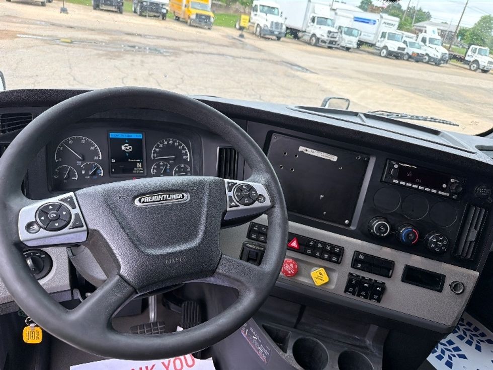Sleeper Tractor-Heavy Duty Tractors-Freightliner-2022-T12664ST-Belden-MS-576,935\n\t\tmiles-$ 62,500 - Image 11