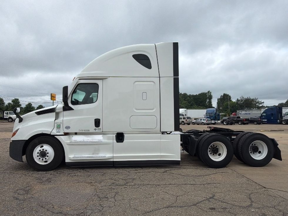 Sleeper Tractor-Heavy Duty Tractors-Freightliner-2022-T12664ST-Belden-MS-576,935\n\t\tmiles-$ 62,500 - Image 4