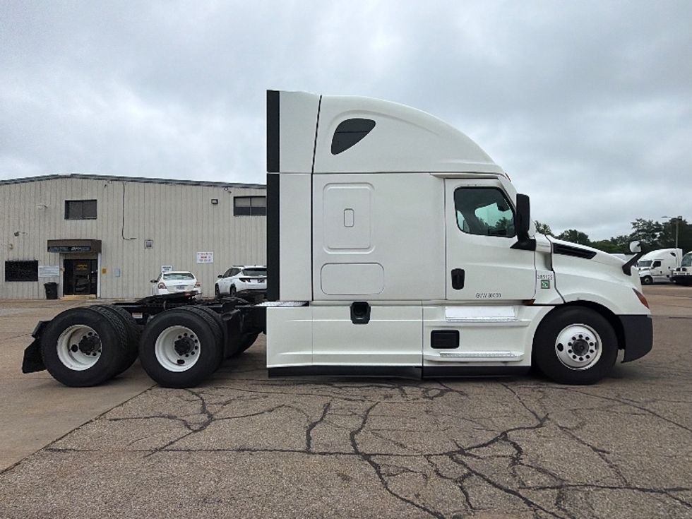 Sleeper Tractor-Heavy Duty Tractors-Freightliner-2022-T12664ST-Belden-MS-576,935\n\t\tmiles-$ 62,500 - Image 8