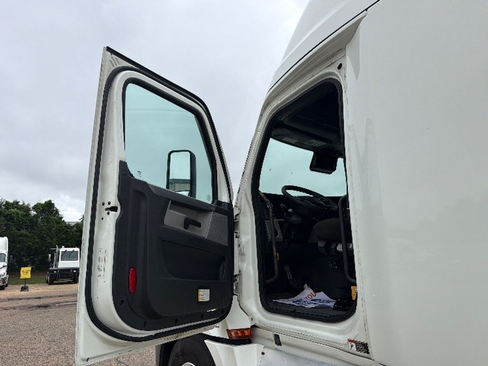 Sleeper Tractor-Heavy Duty Tractors-Freightliner-2022-T12664ST-Belden-MS-576,935\n\t\tmiles-$ 62,500 - Image 9