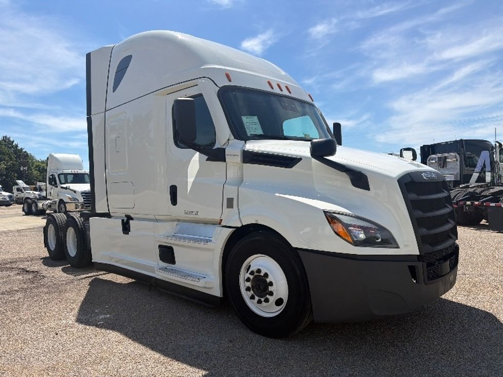 Sleeper Tractor-Heavy Duty Tractors-Freightliner-2022-T12664ST-Belden-MS-633,576\n\t\tmiles-$ 56,500 - Image 1