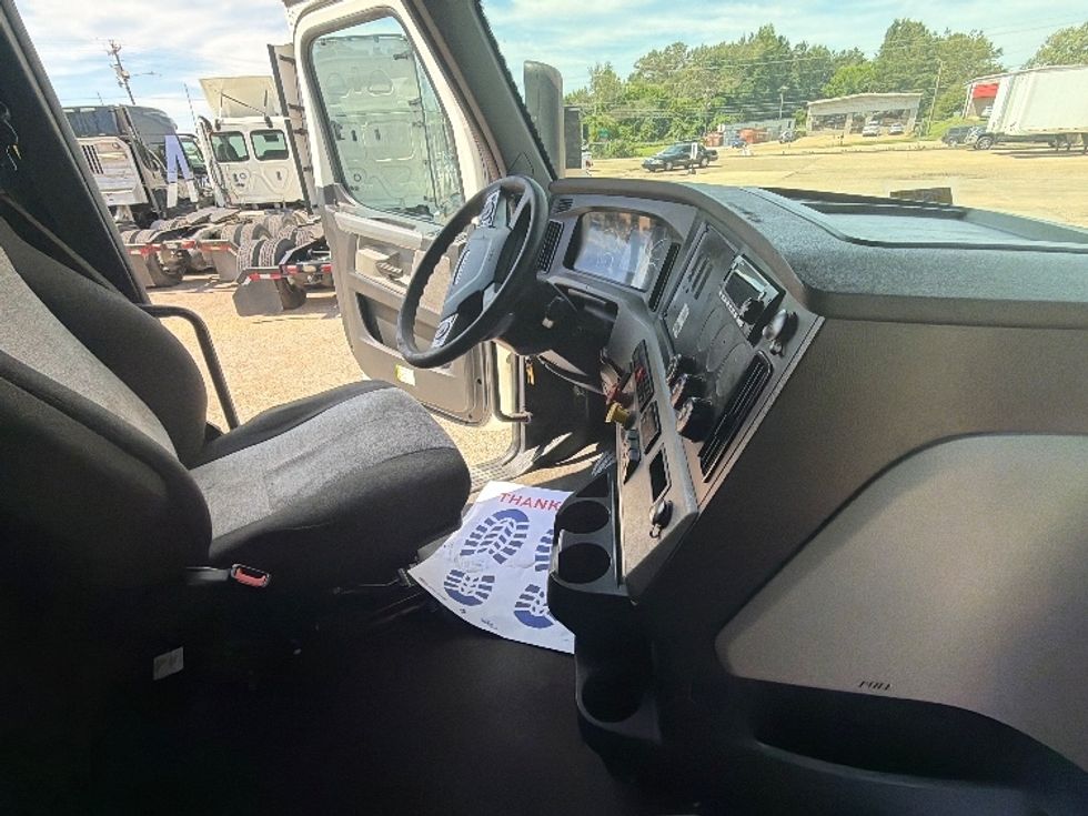 Sleeper Tractor-Heavy Duty Tractors-Freightliner-2022-T12664ST-Belden-MS-633,576\n\t\tmiles-$ 56,500 - Image 16