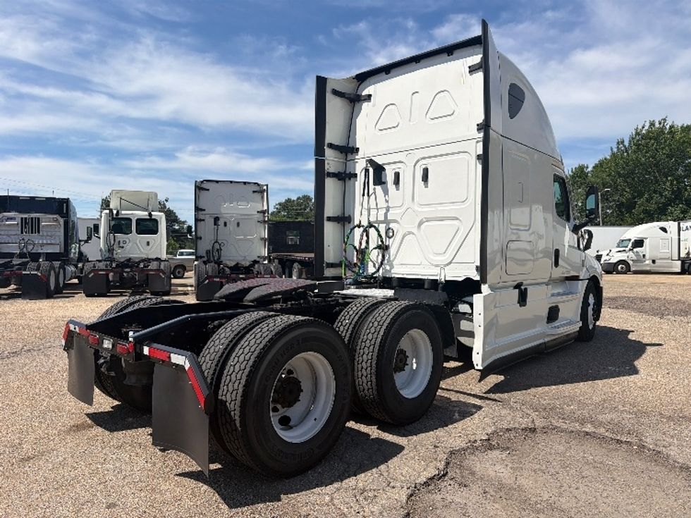 Sleeper Tractor-Heavy Duty Tractors-Freightliner-2022-T12664ST-Belden-MS-633,576\n\t\tmiles-$ 56,500 - Image 8