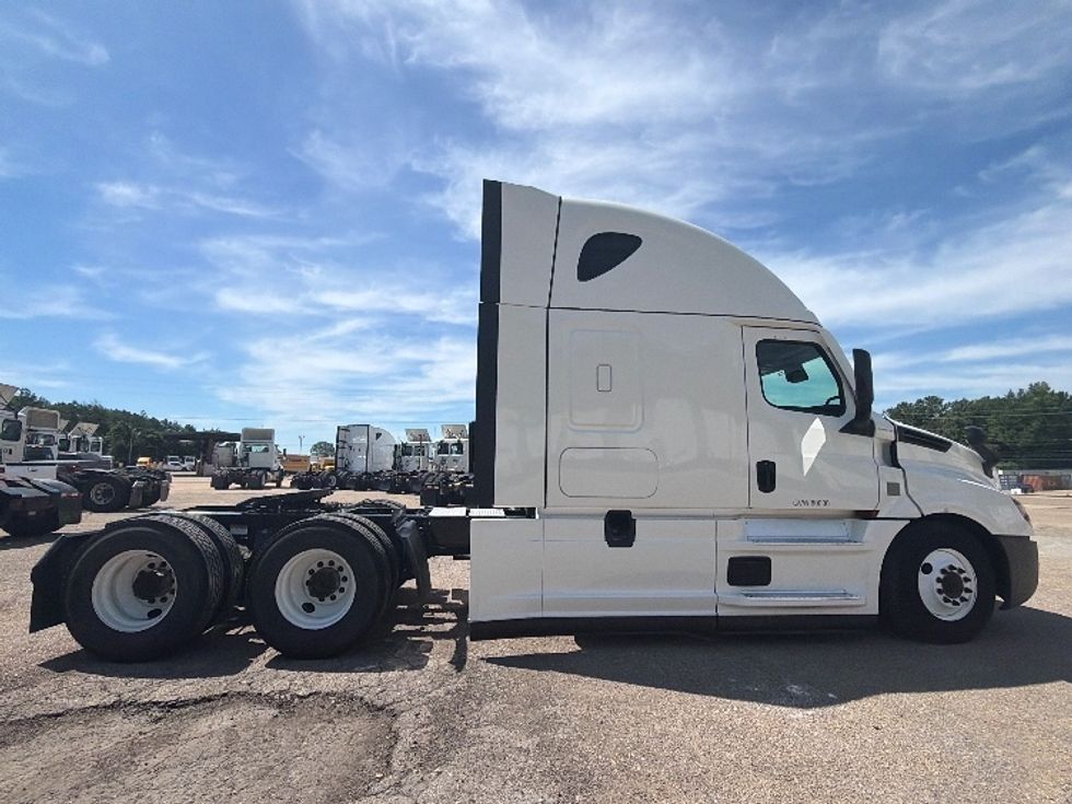 Sleeper Tractor-Heavy Duty Tractors-Freightliner-2022-T12664ST-Belden-MS-633,576\n\t\tmiles-$ 56,500 - Image 9