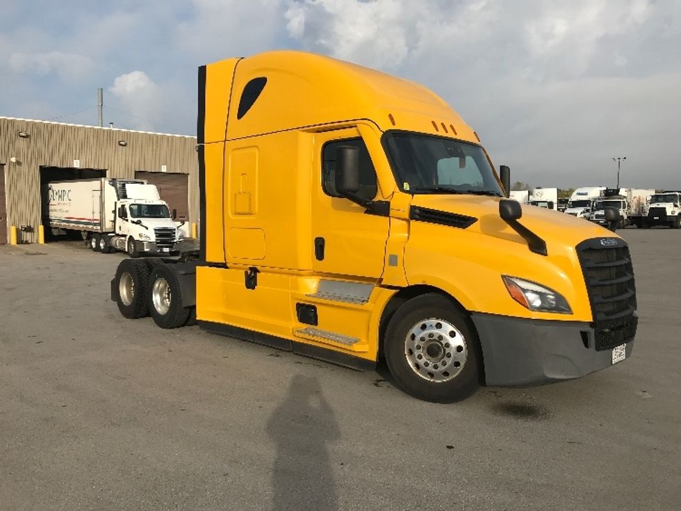 Sleeper Tractor-Heavy Duty Tractors-Freightliner-2022-T12664ST-Belleville-ON-484,410\n\t\tkm-$ 109,750 - Image 1