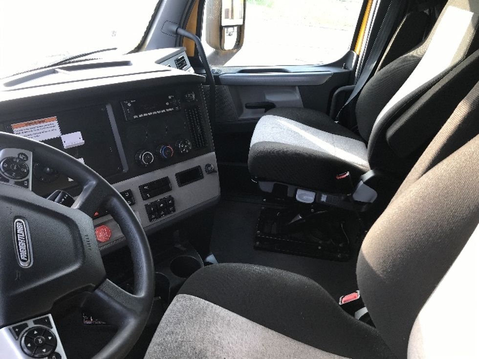 Sleeper Tractor-Heavy Duty Tractors-Freightliner-2022-T12664ST-Belleville-ON-484,410\n\t\tkm-$ 109,750 - Image 10