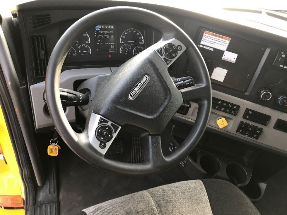 Sleeper Tractor-Heavy Duty Tractors-Freightliner-2022-T12664ST-Belleville-ON-484,410\n\t\tkm-$ 109,750 - Image 11