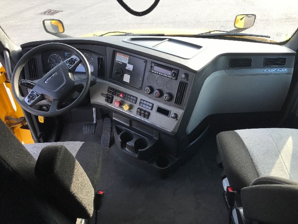 Sleeper Tractor-Heavy Duty Tractors-Freightliner-2022-T12664ST-Belleville-ON-484,410\n\t\tkm-$ 109,750 - Image 12