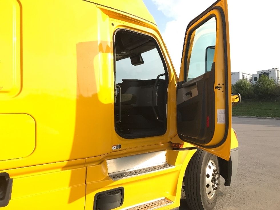 Sleeper Tractor-Heavy Duty Tractors-Freightliner-2022-T12664ST-Belleville-ON-484,410\n\t\tkm-$ 109,750 - Image 13