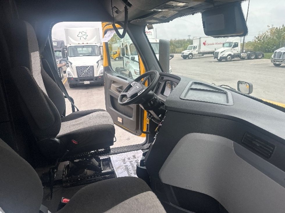 Sleeper Tractor-Heavy Duty Tractors-Freightliner-2022-T12664ST-Belleville-ON-484,410\n\t\tkm-$ 109,750 - Image 15