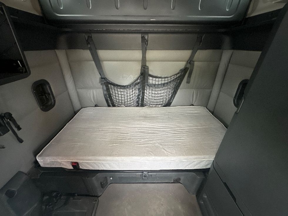 Sleeper Tractor-Heavy Duty Tractors-Freightliner-2022-T12664ST-Belleville-ON-484,410\n\t\tkm-$ 109,750 - Image 16