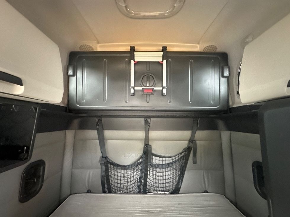 Sleeper Tractor-Heavy Duty Tractors-Freightliner-2022-T12664ST-Belleville-ON-484,410\n\t\tkm-$ 109,750 - Image 17