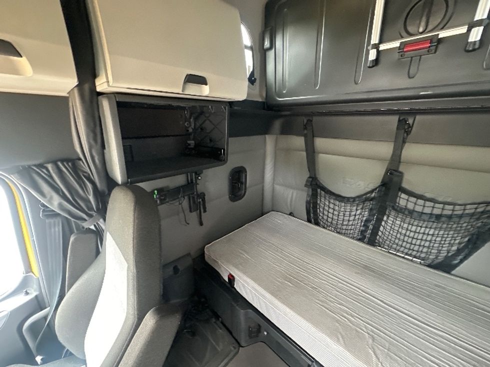 Sleeper Tractor-Heavy Duty Tractors-Freightliner-2022-T12664ST-Belleville-ON-484,410\n\t\tkm-$ 109,750 - Image 18