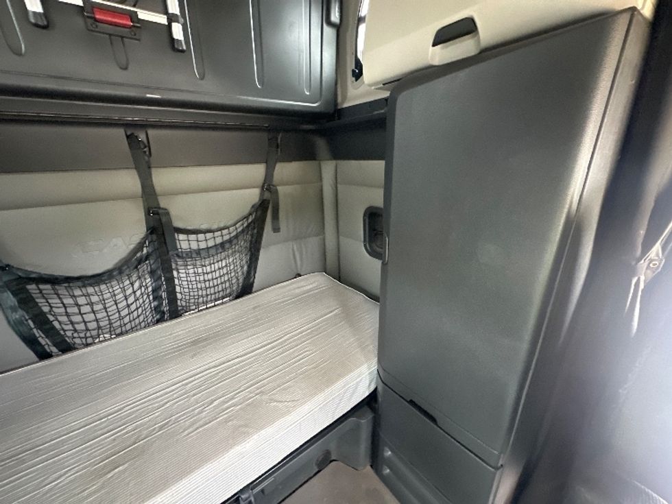 Sleeper Tractor-Heavy Duty Tractors-Freightliner-2022-T12664ST-Belleville-ON-484,410\n\t\tkm-$ 109,750 - Image 19