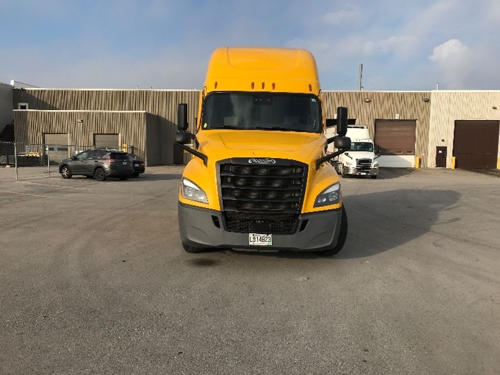 Sleeper Tractor-Heavy Duty Tractors-Freightliner-2022-T12664ST-Belleville-ON-484,410\n\t\tkm-$ 109,750 - Image 2