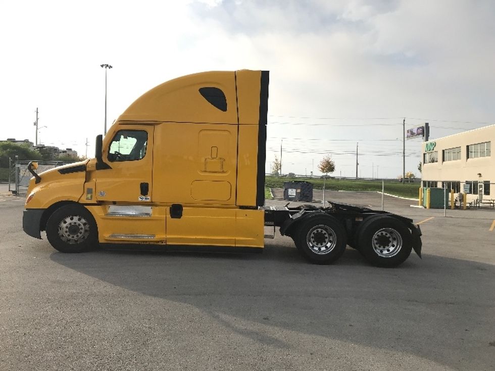 Sleeper Tractor-Heavy Duty Tractors-Freightliner-2022-T12664ST-Belleville-ON-484,410\n\t\tkm-$ 109,750 - Image 4