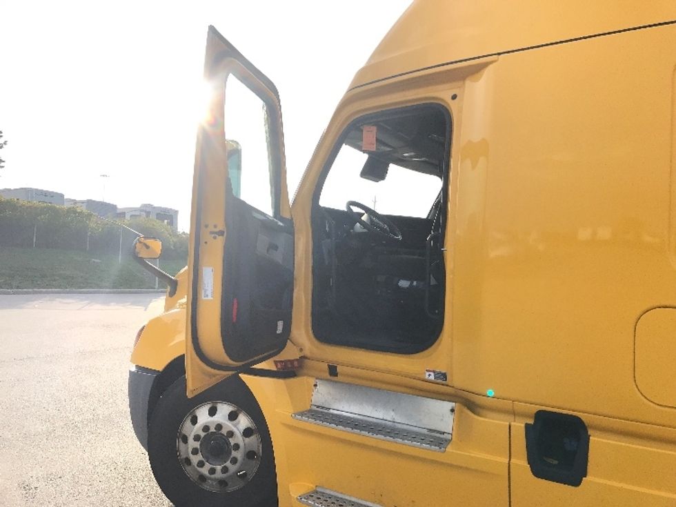 Sleeper Tractor-Heavy Duty Tractors-Freightliner-2022-T12664ST-Belleville-ON-484,410\n\t\tkm-$ 109,750 - Image 9