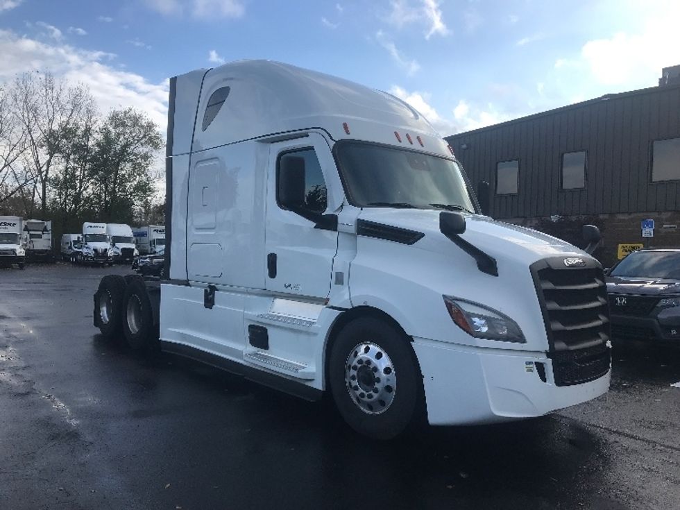 Sleeper Tractor-Heavy Duty Tractors-Freightliner-2022-T12664ST-Bensalem-PA-415,109\n\t\tmiles-$ 77,000 - Image 1