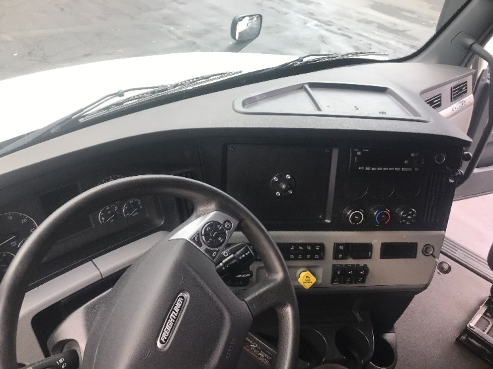 Sleeper Tractor-Heavy Duty Tractors-Freightliner-2022-T12664ST-Bensalem-PA-415,109\n\t\tmiles-$ 77,000 - Image 10