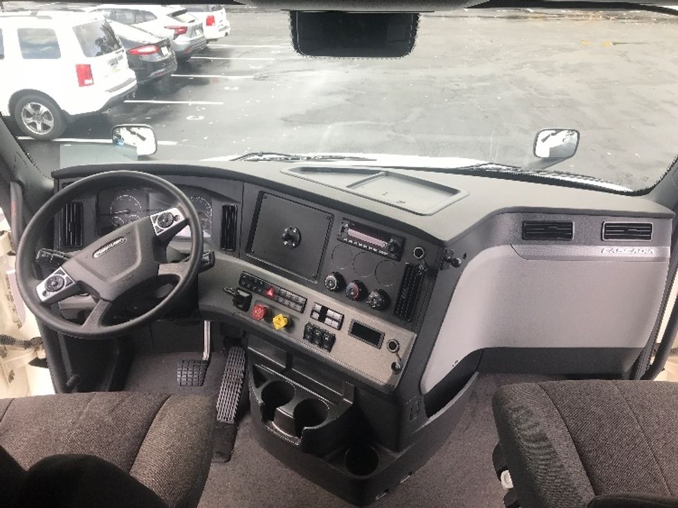 Sleeper Tractor-Heavy Duty Tractors-Freightliner-2022-T12664ST-Bensalem-PA-415,109\n\t\tmiles-$ 77,000 - Image 11