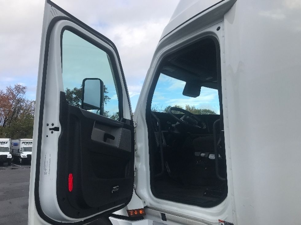 Sleeper Tractor-Heavy Duty Tractors-Freightliner-2022-T12664ST-Bensalem-PA-415,109\n\t\tmiles-$ 77,000 - Image 12