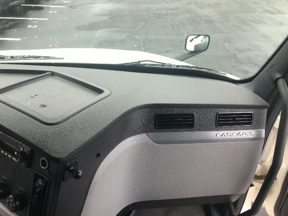 Sleeper Tractor-Heavy Duty Tractors-Freightliner-2022-T12664ST-Bensalem-PA-415,109\n\t\tmiles-$ 77,000 - Image 13