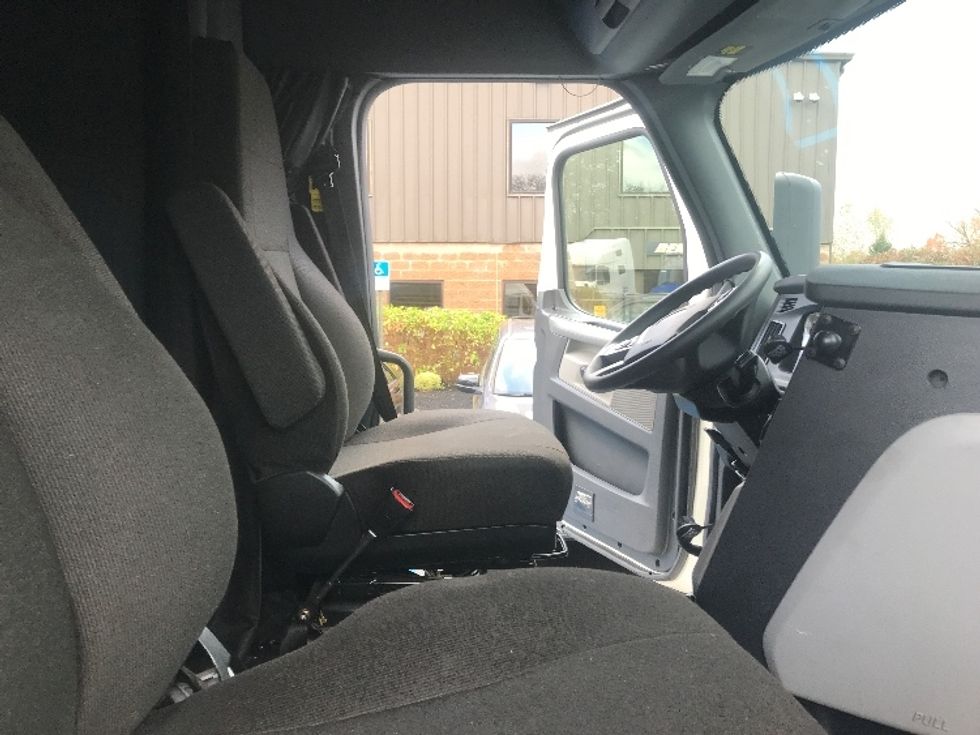 Sleeper Tractor-Heavy Duty Tractors-Freightliner-2022-T12664ST-Bensalem-PA-415,109\n\t\tmiles-$ 77,000 - Image 14