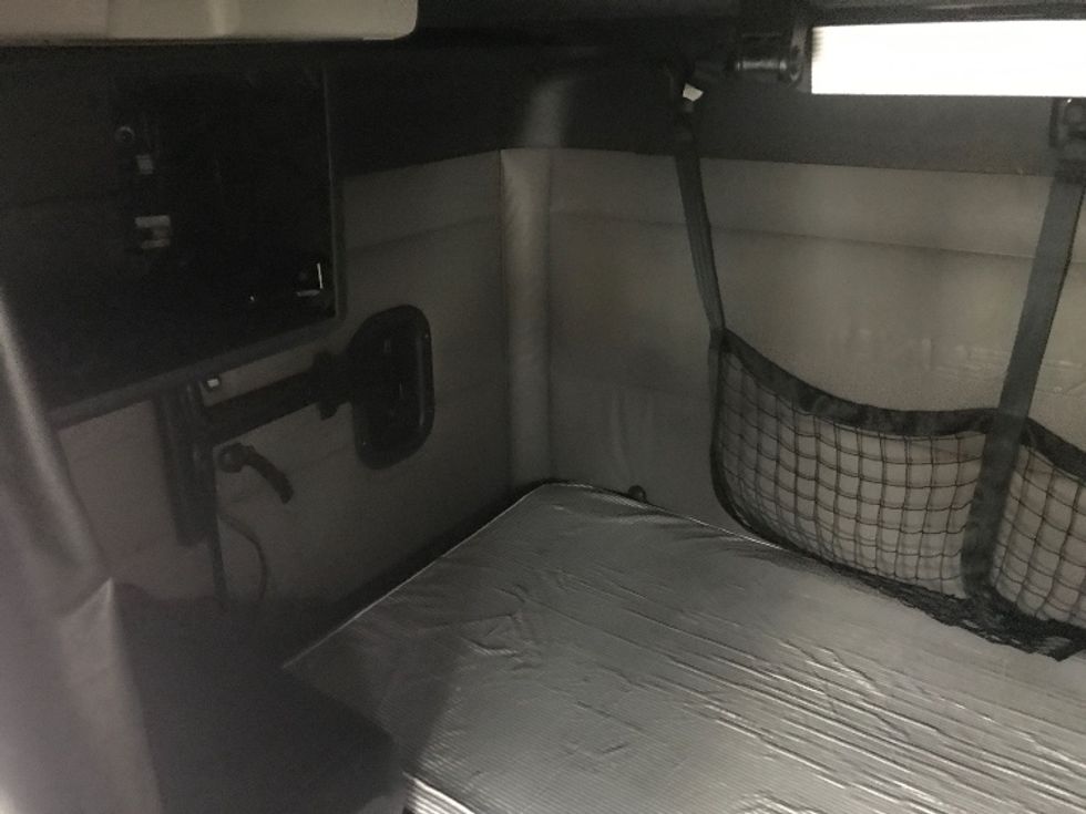 Sleeper Tractor-Heavy Duty Tractors-Freightliner-2022-T12664ST-Bensalem-PA-415,109\n\t\tmiles-$ 77,000 - Image 16