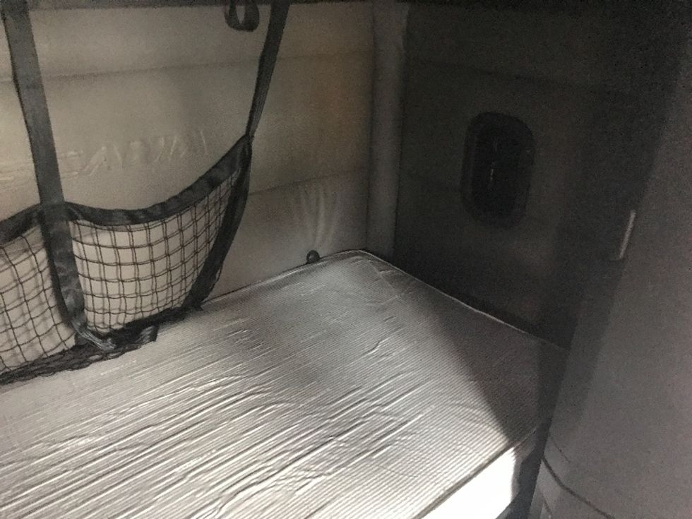 Sleeper Tractor-Heavy Duty Tractors-Freightliner-2022-T12664ST-Bensalem-PA-415,109\n\t\tmiles-$ 77,000 - Image 17