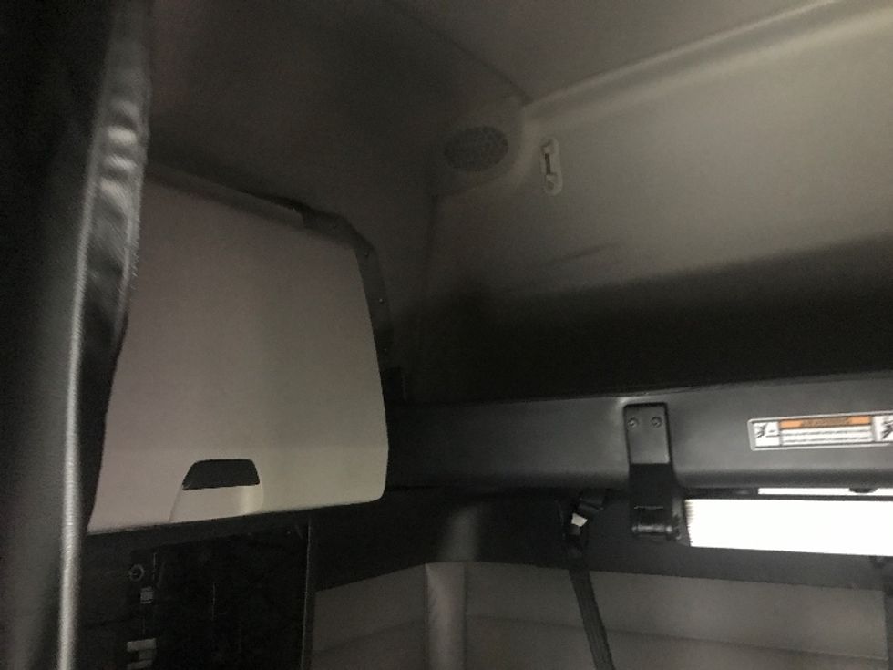 Sleeper Tractor-Heavy Duty Tractors-Freightliner-2022-T12664ST-Bensalem-PA-415,109\n\t\tmiles-$ 77,000 - Image 18