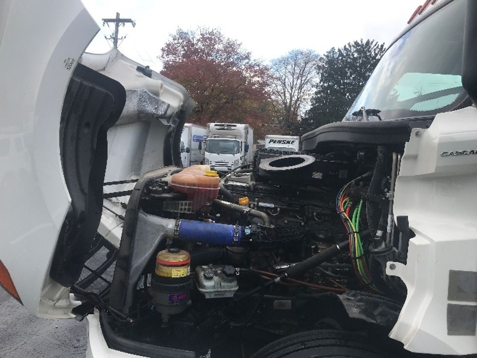 Sleeper Tractor-Heavy Duty Tractors-Freightliner-2022-T12664ST-Bensalem-PA-415,109\n\t\tmiles-$ 77,000 - Image 19