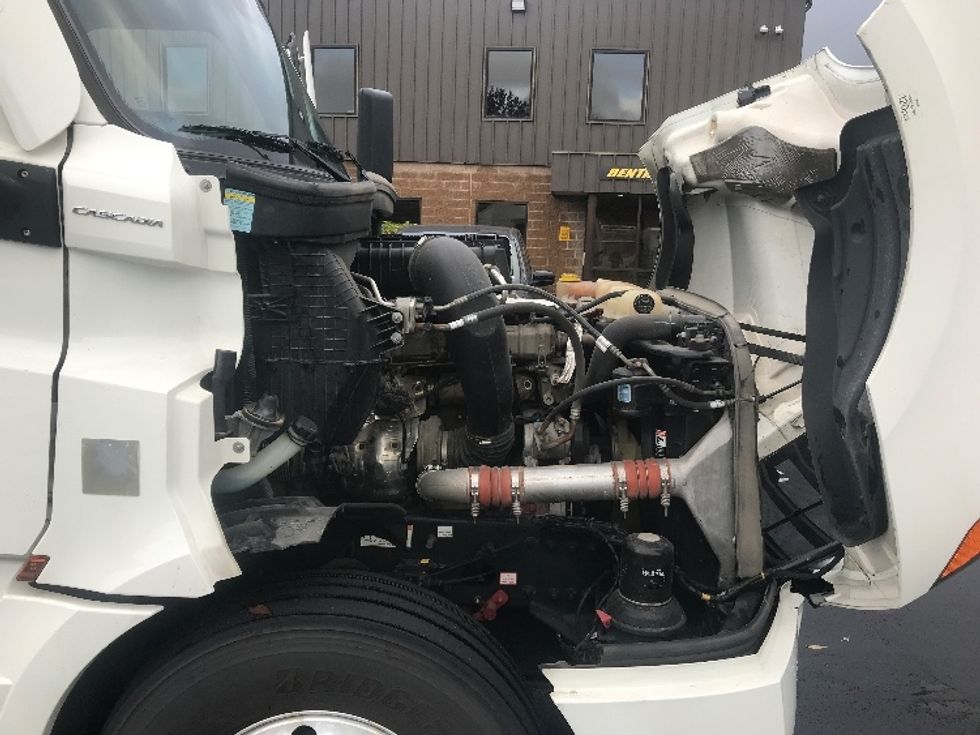 Sleeper Tractor-Heavy Duty Tractors-Freightliner-2022-T12664ST-Bensalem-PA-415,109\n\t\tmiles-$ 77,000 - Image 20