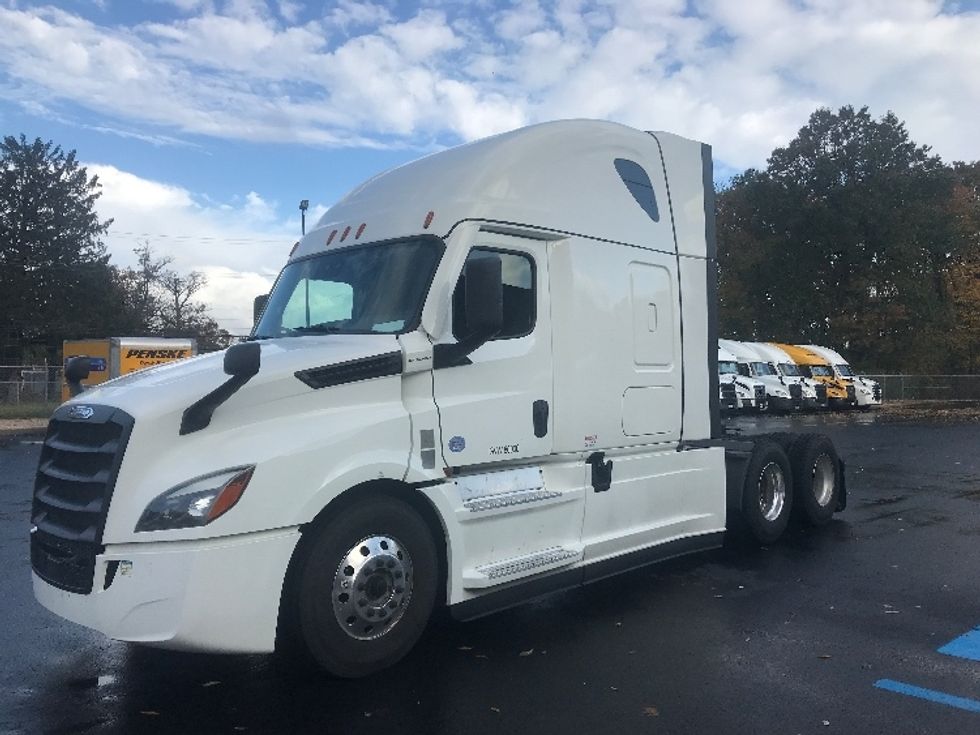 Sleeper Tractor-Heavy Duty Tractors-Freightliner-2022-T12664ST-Bensalem-PA-415,109\n\t\tmiles-$ 77,000 - Image 3