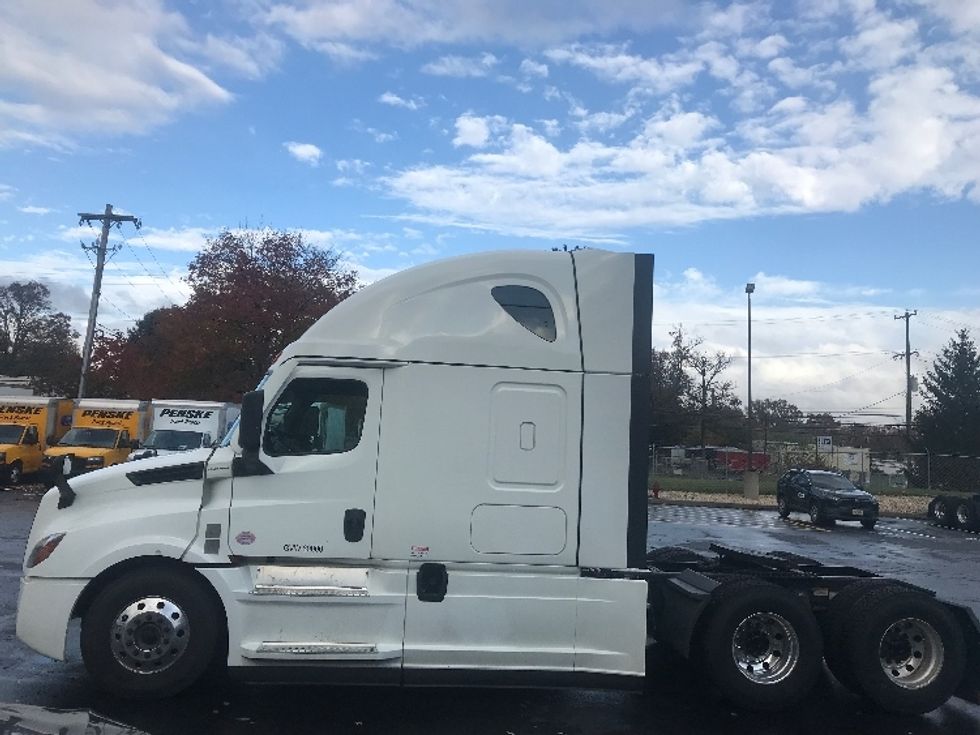 Sleeper Tractor-Heavy Duty Tractors-Freightliner-2022-T12664ST-Bensalem-PA-415,109\n\t\tmiles-$ 77,000 - Image 4