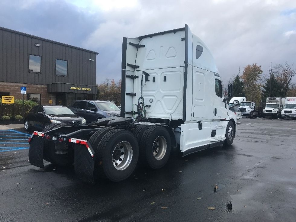 Sleeper Tractor-Heavy Duty Tractors-Freightliner-2022-T12664ST-Bensalem-PA-415,109\n\t\tmiles-$ 77,000 - Image 6