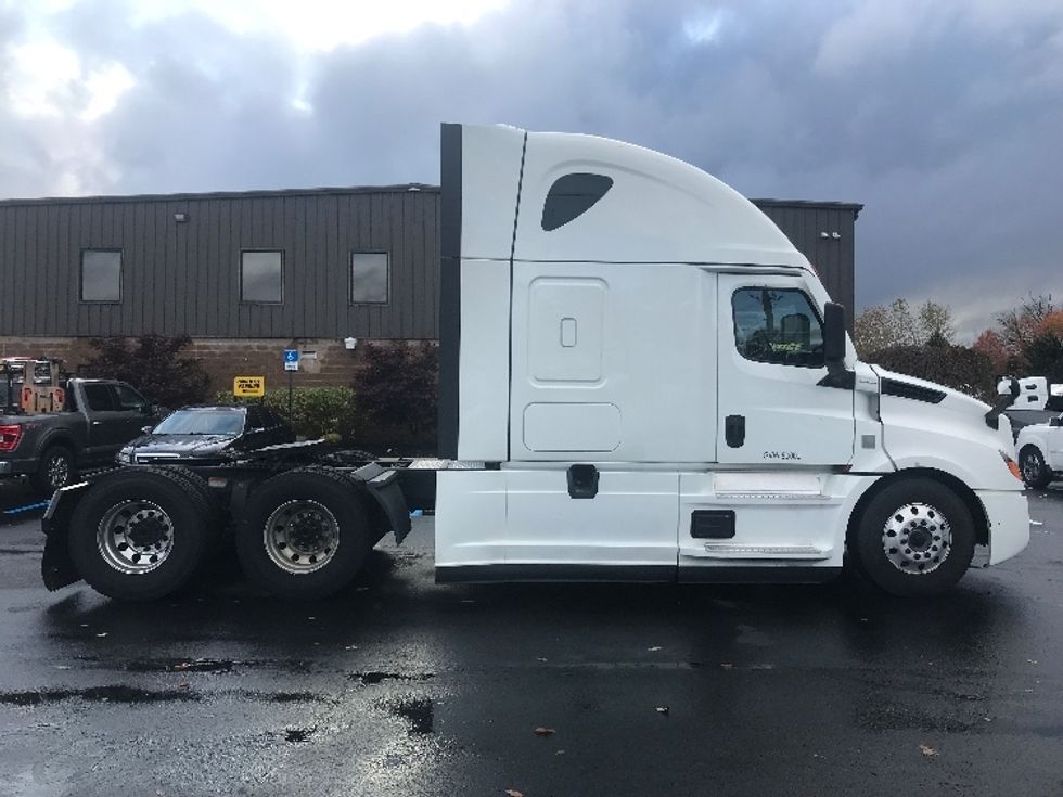 Sleeper Tractor-Heavy Duty Tractors-Freightliner-2022-T12664ST-Bensalem-PA-415,109\n\t\tmiles-$ 77,000 - Image 7