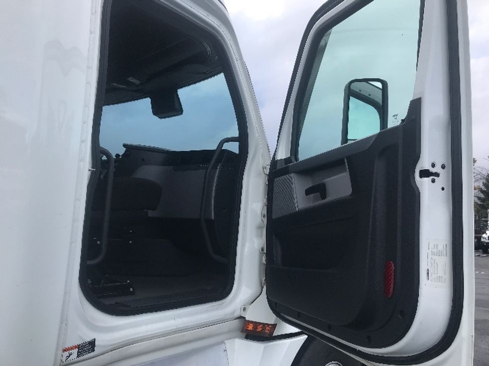 Sleeper Tractor-Heavy Duty Tractors-Freightliner-2022-T12664ST-Bensalem-PA-415,109\n\t\tmiles-$ 77,000 - Image 8