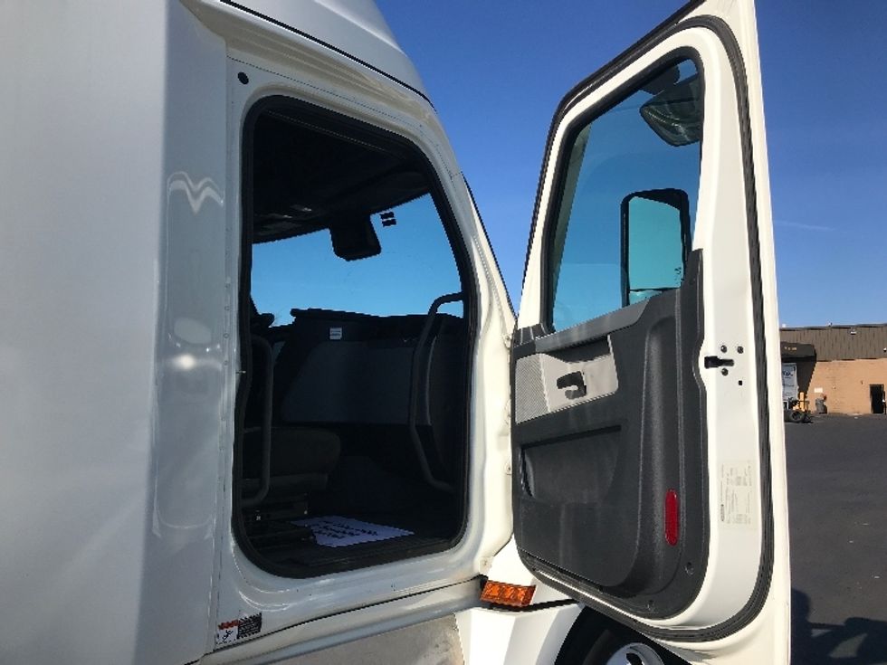 Sleeper Tractor-Heavy Duty Tractors-Freightliner-2022-T12664ST-Bensalem-PA-541,910\n\t\tmiles-$ 70,250 - Image 13