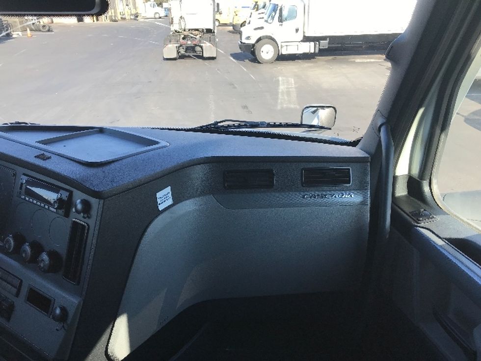 Sleeper Tractor-Heavy Duty Tractors-Freightliner-2022-T12664ST-Bensalem-PA-541,910\n\t\tmiles-$ 70,250 - Image 14