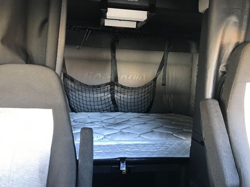 Sleeper Tractor-Heavy Duty Tractors-Freightliner-2022-T12664ST-Bensalem-PA-541,910\n\t\tmiles-$ 70,250 - Image 16