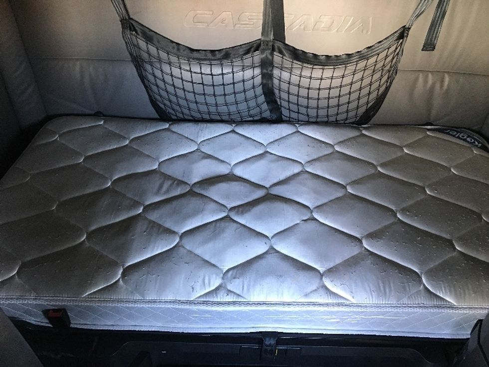 Sleeper Tractor-Heavy Duty Tractors-Freightliner-2022-T12664ST-Bensalem-PA-541,910\n\t\tmiles-$ 70,250 - Image 17