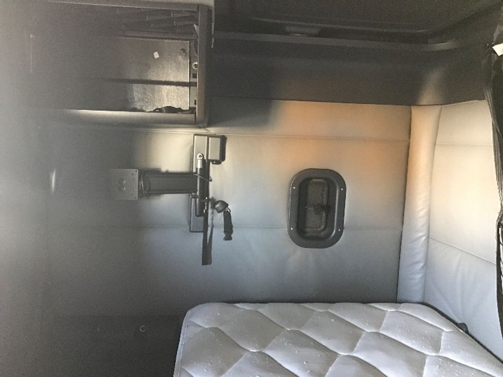 Sleeper Tractor-Heavy Duty Tractors-Freightliner-2022-T12664ST-Bensalem-PA-541,910\n\t\tmiles-$ 70,250 - Image 19