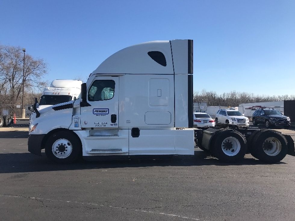 Sleeper Tractor-Heavy Duty Tractors-Freightliner-2022-T12664ST-Bensalem-PA-541,910\n\t\tmiles-$ 70,250 - Image 4